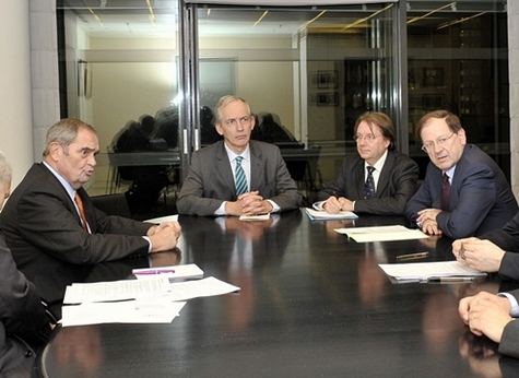 Première séance de travail à Bercy, autour d'Hervé Novelli, François Drouin président d'Oséo et Georges Colson président du SNAV Première séance de travail à Bercy, autour d'Hervé Novelli, François Drouin président d'Oséo et Georges Colson président du SNAV