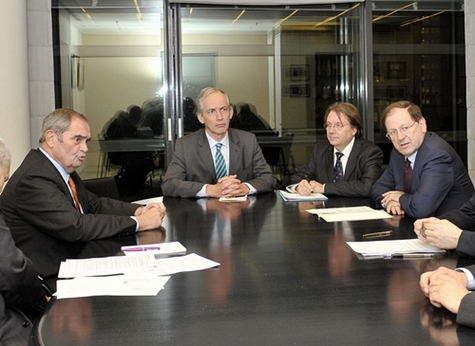 Première séance de travail à Bercy, autour d'Hervé Novelli, François Drouin président d'Oséo et Georges Colson président du SNAV