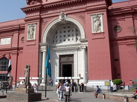 Les lieux très fréquentés de la capitale égyptienne, tels le bazar de Khan al-Khalili, voire l’esplanade devant le musée du Caire (photo) sont à éviter...