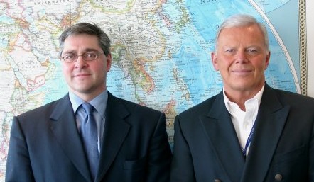 Gilles de la Montagne, (Directeur général) et Allen B. Graham (PDG), de gauche à droite Gilles de la Montagne, (Directeur général) et Allen B. Graham (PDG), de gauche à droite