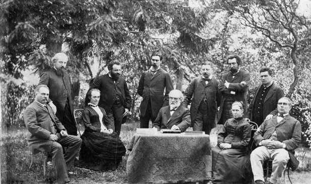 Conseil de gérance en 1885. Les statuts fonctionnent de façon hiérarchisée. Associés (élus), sociétaires, participants et auxiliaires forment les catégories sociales selon leur capacité, leur engagement et leur aptitude à la solidarité. L’association est dirigée par un administrateur-gérant élu (à l’exception du fondateur Godin, assis au centre de l’image). Détenteur de la signature sociale et unique responsable vis-à-vis des tiers, il est assisté par le Conseil de gérance. (Collection Familistère). Conseil de gérance en 1885. Les statuts fonctionnent de façon hiérarchisée. Associés (élus), sociétaires, participants et auxiliaires forment les catégories sociales selon leur capacité, leur engagement et leur aptitude à la solidarité. L’association est dirigée par un administrateur-gérant élu (à l’exception du fondateur Godin, assis au centre de l’image). Détenteur de la signature sociale et unique responsable vis-à-vis des tiers, il est assisté par le Conseil de gérance. (Collection Familistère).