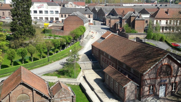 A l’entrée du Familistère, et à proximité immédiate de l’usine et de ses fonderies procurant de l’eau chaude, « l’atelier de l’hygiène et de la santé physique » avec la buanderie, les cabines de bain et le « bassin d’apprentissage à la natation ». Photo M.S.