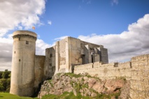Le château falaise fait partie du patrimoine médiéval incontournable des itinéraires Normandie médiévale DR: Château Falaise Le château falaise fait partie du patrimoine médiéval incontournable des itinéraires Normandie médiévale DR: Château Falaise
