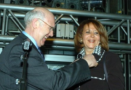 Joel Muchembled remet à Nahed Rizk la Médaille d’Or du Tourisme