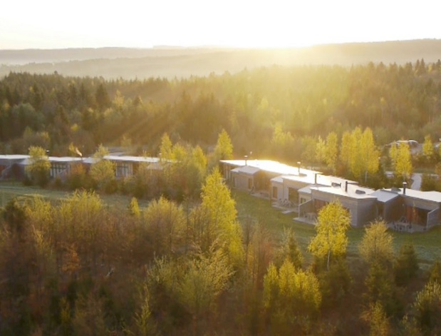 L'établissement se dotera d’un nouveau hameau haut de gamme composé de 95 cottages luxe et d’un nouvel espace Forest Lodge de 1 200 m2 - DR : Capture d'écran Center Parcs Les trois Forêts