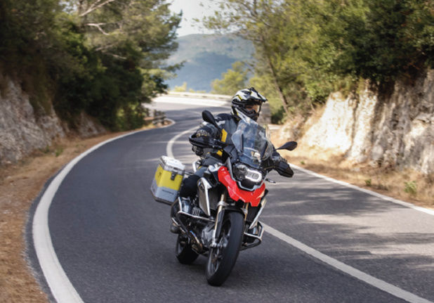 Avec Hertz Ride, les clients peuvent louer des motos haut de gamme équipées de marque BMW - Photo : Hertz