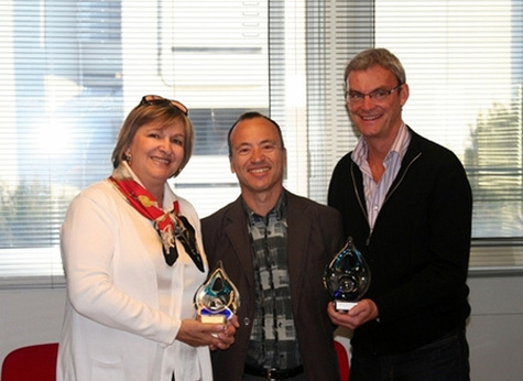 Carole Pellicer et Joost Bourlon brandissent le Trophée Tour Manager 2008 Carole Pellicer et Joost Bourlon brandissent le Trophée Tour Manager 2008