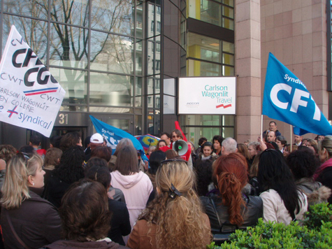 ''Nous ne vous lâcherons pas'' : Edouard Mougenot (avec le porte-voix), délégué central CGT, rassure les salariés grévistes d'Ile-de-France, réunis à Paris le 31 mars.