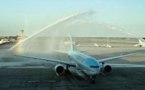 Le vol inaugural de Korean Air à Barcelone a été accueilli par les traditionnels jets d'eau - Photo : Korean Air