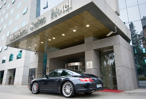 Mirasierra Suites Hotels Madrid : Porsche 911 à la location pour les clients