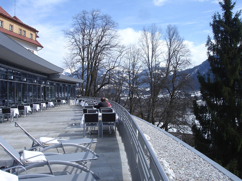La terrasse de l'hôtel Schloss Lebenberg à Kitzbuhel La terrasse de l'hôtel Schloss Lebenberg à Kitzbuhel