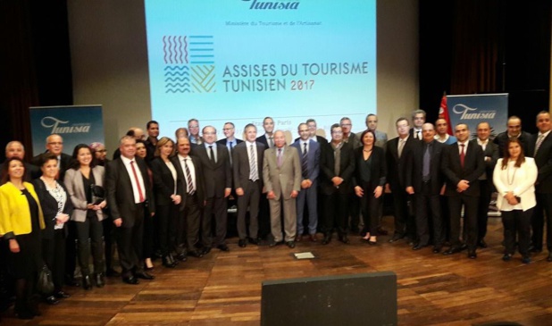 Légende : Autour de S.E. Abdelaziz Rassa, Ambassadeur de Tunisie en France (cravate rayée) et Wahida Jaiet représentante de l'ONTT et organisatrice de l'étape parisienne des Assises du Tourisme Tunisien , quelques uns des membres du Comité de Pilotage et une délégation des voyagistes français programmant la Tunisie. -Photo MS