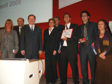 H. Novelli, secrétaire d'état en charge du tourisme, les responsables des sponsors Air France, APS, HSBC, MAP avec les lauréats lors de l'Assemblée Générale de l'APS H. Novelli, secrétaire d'état en charge du tourisme, les responsables des sponsors Air France, APS, HSBC, MAP avec les lauréats lors de l'Assemblée Générale de l'APS