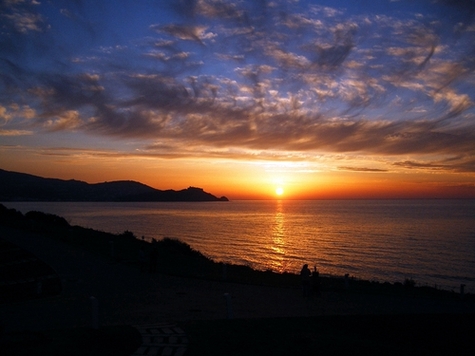 Sur la baie de Tabarka, face au soleil couchant, le Tabarka Beach dispose d'un panaroma unique avec vue imprenable sur l'île et le fort gênois qui la domine Sur la baie de Tabarka, face au soleil couchant, le Tabarka Beach dispose d'un panaroma unique avec vue imprenable sur l'île et le fort gênois qui la domine