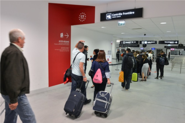 Passagers aux contrôles d'identité © Eric Soudan/Aéroports de Lyon