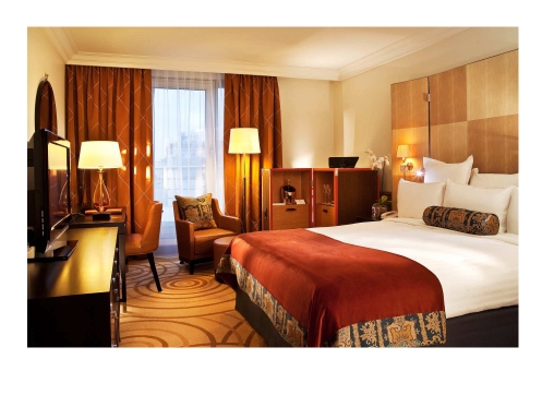 L'hôtel Marriott Champs Elysées - géré par Marriott Hotels et propriété de la Société d'Investissement Strategic Hotels & Resorts L'hôtel Marriott Champs Elysées - géré par Marriott Hotels et propriété de la Société d'Investissement Strategic Hotels & Resorts