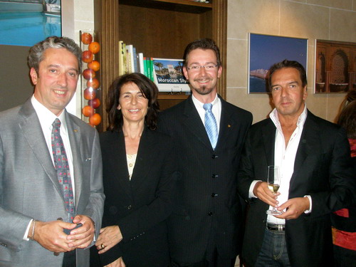 De gauche à droite : François Laustriat, Directeur général de l'Heure Bleue ; Nicole Grandsire Levillair, propriétaire du Ksar Char-Bagh ; Eric Hertz, Directeur des opérations au Dar Ahlam et Pascal Beherec, propriétaire de la Villa des Orangers De gauche à droite : François Laustriat, Directeur général de l'Heure Bleue ; Nicole Grandsire Levillair, propriétaire du Ksar Char-Bagh ; Eric Hertz, Directeur des opérations au Dar Ahlam et Pascal Beherec, propriétaire de la Villa des Orangers