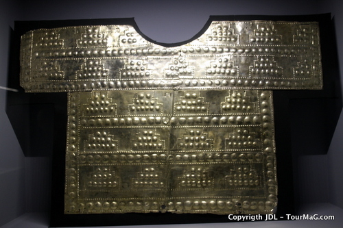 Une parure en or délicatement ciselée exposée au Musée Larco