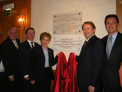 H. Aslantas PDT du Skäl Int. inaugure la plaque commémorative de l'hôtel Scribe à Paris où fut créée voici 75 ans l'association. Ici en compagnie de T. Baudier DG de Maison de la France et des représentants de la délégation internationale