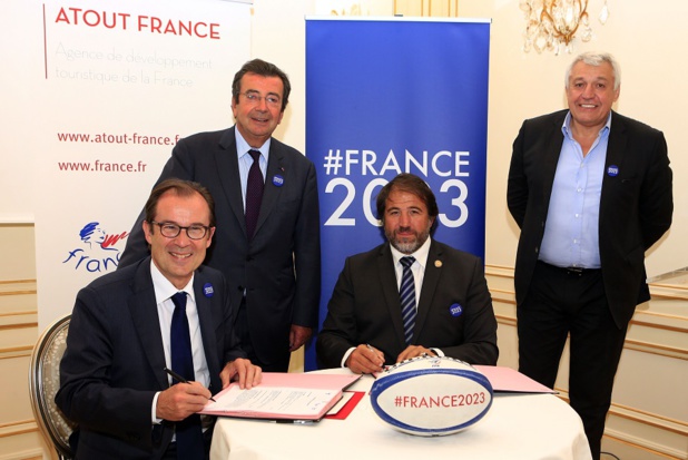 Signature de  la convention par Serge Simon, Vice-président de la Fédération française de rugby, et Christian Mantei, Directeur général de Atout France, en présence de l’Ambassadeur Philippe Faure et de Claude Atcher, Directeur de la candidature France 2023 - Photo : FFR-I.Picarel