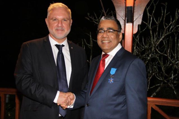 Air Mauritius : D. Payen reçoit l'insigne de chevalier de l'ordre national du Mérite