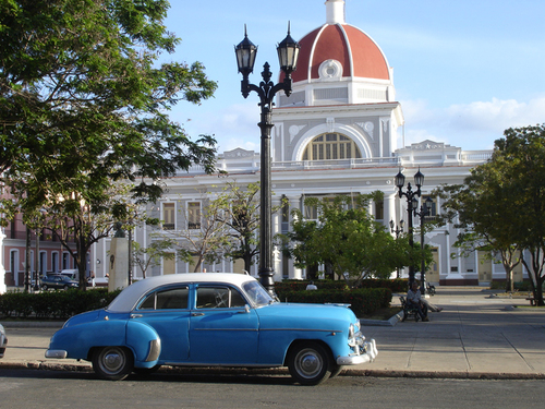Cienfuegos église meringuée et Cadillac turquoise Cienfuegos église meringuée et Cadillac turquoise