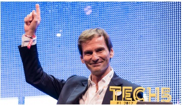 Nicolas Brumelot sur la scène de Tech5 Europe à Amsterdam après avoir pitché devant plus de 15 000 professionnels - DR : MisterFly