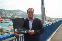 En direct depuis le port de Nice, Stelios Haji-Ioannou a présenté un PC connecté à son site Easycruise. Les clients peuvent désormais y réserver leurs futures croisière sur le premier bateau baptisé Easycruise One.