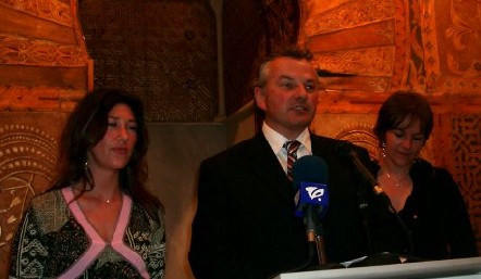Thierry Schidler, entouré des permanentes du SNET Anne Marie Pouliquen (dte) et Isabel Montaldo Thierry Schidler, entouré des permanentes du SNET Anne Marie Pouliquen (dte) et Isabel Montaldo