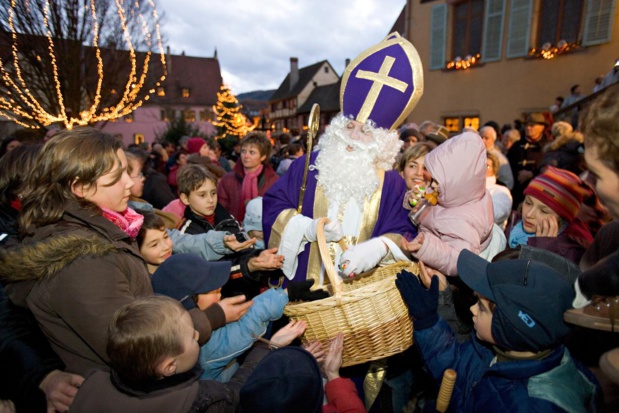 Saint Nicolas offrant des chocolats aux enfants - DR : Meyer