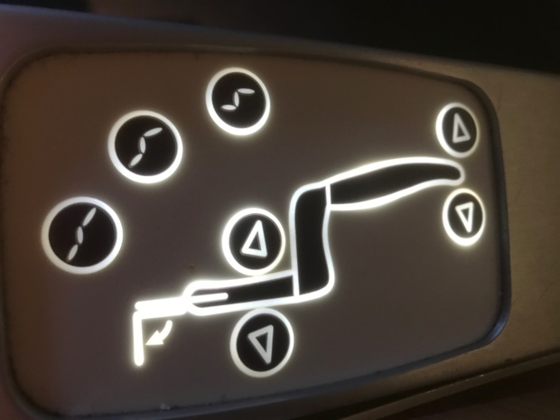 les sièges, réglables électriquement (inclinaison dossier, appui tête et repose-pied), la hauteur des accoudoirs peut être modifiée. les sièges, réglables électriquement (inclinaison dossier, appui tête et repose-pied), la hauteur des accoudoirs peut être modifiée.