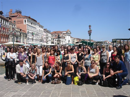 Le groupe Carrefour l'équipe d'Italowcost au sortir des gondoles Le groupe Carrefour l'équipe d'Italowcost au sortir des gondoles