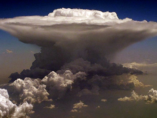 Les cumulo-nimbus ont attaeint plus de 16 km de hauteur dans la région avec de nombreuses décharges électriques Les cumulo-nimbus ont attaeint plus de 16 km de hauteur dans la région avec de nombreuses décharges électriques