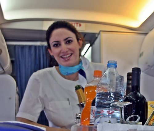 Entre Marseille et Tunis, le (charmant) sourire de l'hôtesse et la rapidité du service vont de paire. A peine le temps de décoller et votre plateau repas vous est service de manière quasi chronométrée. Pourtant, rien ne manque à l'appel ! Entre Marseille et Tunis, le (charmant) sourire de l'hôtesse et la rapidité du service vont de paire. A peine le temps de décoller et votre plateau repas vous est service de manière quasi chronométrée. Pourtant, rien ne manque à l'appel !