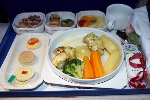 Un plateau repas de bonne facture avec... une rose en prime ! Un plateau repas de bonne facture avec... une rose en prime !