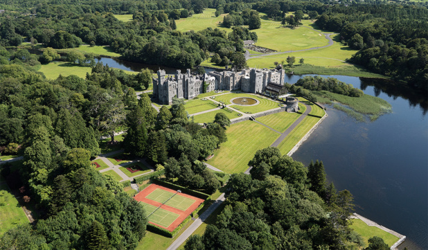 L’Ashford Castle, l’ancienne maison familiale des Guiness est souvent cité comme l’un des 10 plus beaux hôtels du monde.  Sa restauration et modernisation ont duré 3 ans et représenté 100 millions USD d’investissement. Collection Ashford Castle.