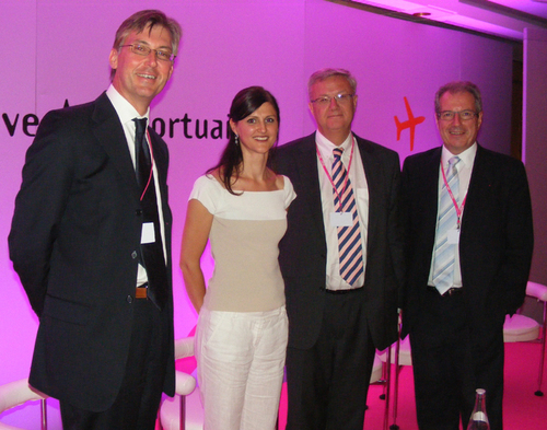 De g. à d. : P. Soete, directeur marketing aéroport de Nice, la personne qui animait les débats, H. de Place directeur aeroport de Nice et J.-M. Vernhes, pdt du directoire de l’aéroport de Toulouse et pdt de l’alfa Airport Council International De g. à d. : P. Soete, directeur marketing aéroport de Nice, la personne qui animait les débats, H. de Place directeur aeroport de Nice et J.-M. Vernhes, pdt du directoire de l’aéroport de Toulouse et pdt de l’alfa Airport Council International