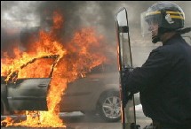 Six véhicules ont été incendiés et au moins deux jetés à la mer par des marins grévistes de la SNCM. Six véhicules ont été incendiés et au moins deux jetés à la mer par des marins grévistes de la SNCM.