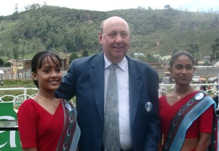 Peter M. HILL, CEO de Sri Lankan Airlines en entouré de 2 hôtesses de la Cie Peter M. HILL, CEO de Sri Lankan Airlines en entouré de 2 hôtesses de la Cie
