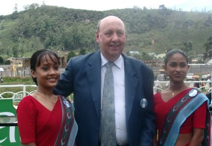 Peter M. HILL, CEO de Sri Lankan Airlines en entouré de 2 hôtesses de la Cie