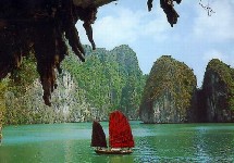 Le Vietnam et sa splendide baie d'Halong espèrent attirer 3,2 millions de touristes étrangers en 2005.