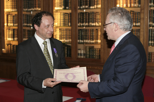 Philippe François reçoit les Palmes académiques