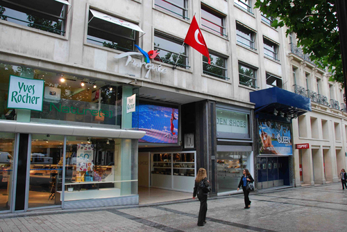 Les 700 m2 de locaux de l'Office du tourisme qui appartiennent à l'Ambassade bénéficient d'une adresse prestigieuse : les Champs Elysées ! Les 700 m2 de locaux de l'Office du tourisme qui appartiennent à l'Ambassade bénéficient d'une adresse prestigieuse : les Champs Elysées !