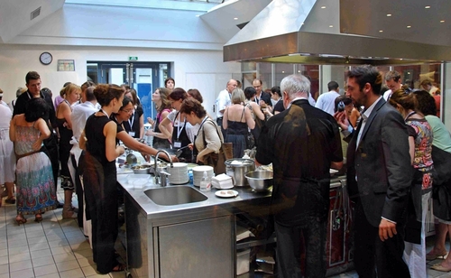 Branle bas de combat dans les cuisines. C'est au pied du ''piano'' qu'on reconnaît les artistes !