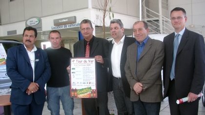Philippe Beissier (3e dte) entouré de l'équipe sportive et des sponsors Philippe Beissier (3e dte) entouré de l'équipe sportive et des sponsors