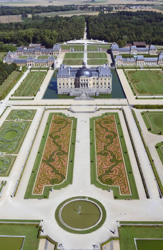 Le Château de Vaux-le-Vicomte voulu par Nicolas Fouquet et les jardins à la française tels que Le Notre les avait dessinés. C Chicurel.