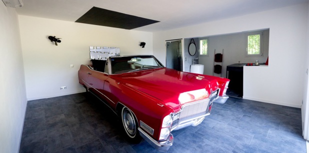 Le lit de cette suite de 40 m² est installé dans une Cadillac Cabriolet de 1968 - Photo : L'Atelier de Cupidon