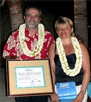 Martine Duconge, meilleure vendeuse 2004 aux cotés du vice-pdt du gouvernement, ministre du tourisme, Jacqui Drollet