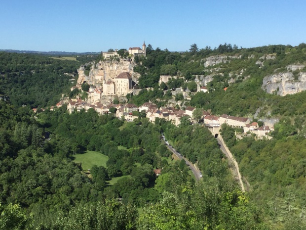 Rocamadour, accrochée à flanc de colline - Photo : J.-P.C.