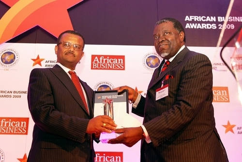 M. Yeneneh (à gauche) recevant le prix des mains de M. Hon Hage Geingob (à droite), Ministre du Commerce et de l’Industrie de Namibie. M. Yeneneh (à gauche) recevant le prix des mains de M. Hon Hage Geingob (à droite), Ministre du Commerce et de l’Industrie de Namibie.